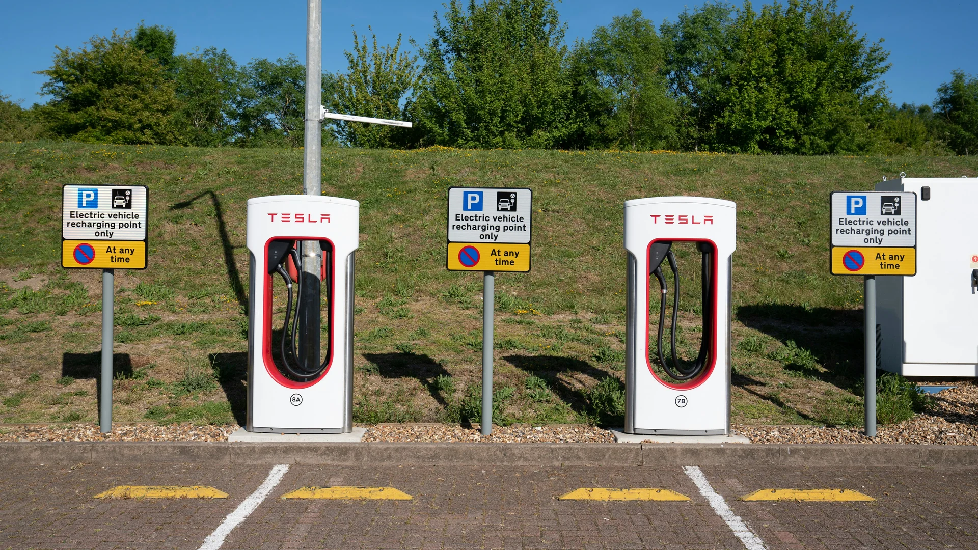 How Long Does It Take to Charge an Electric Car? (2026 Guide)