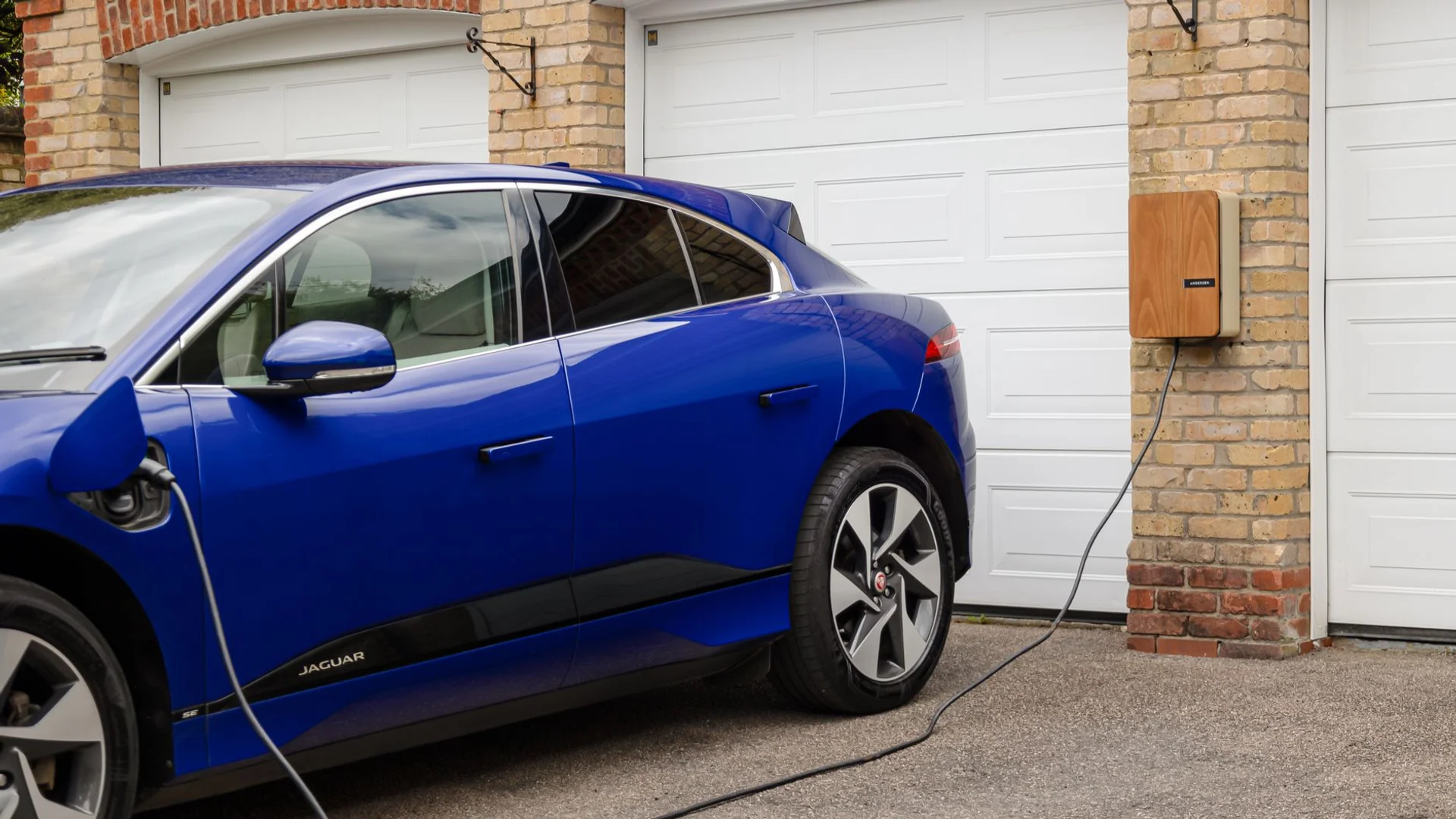 Public EV Charging Stations in Canada: 33,000 Now, 447,000 by 2035
