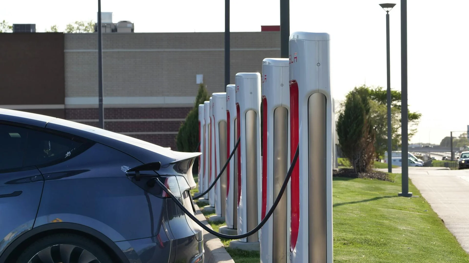 Tesla-Like Magic Dock for Non-Tesla Chargers? What Canadian Drivers Need to Know